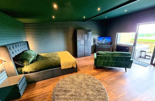 Lisburn Apartamento | Yaseva Lodge, Stylish Country Retreat for 2, Hot Tub, Exceptional Views!