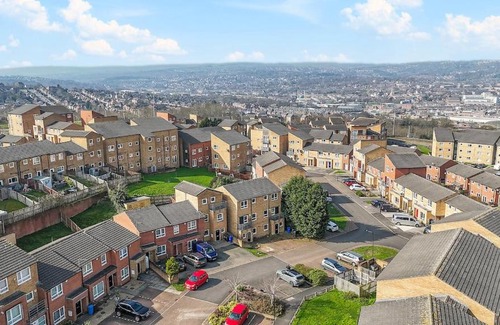 Sheffield Apartamento | Yasmin's Townhouse - Sleeps upto 10, great for groups with FREE Parking - Hosted by Stay Host Save