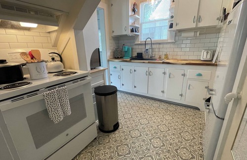 Richs Deland Cabaña | Yaupon Cottage - Unique 2-bedroom in DeLand