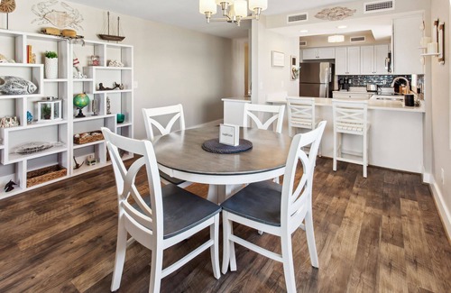 South Nags Head Condominio | YC301 Yachtsman * Oceanfront * Community Pool * Walk to Pier, Dining & Shopping