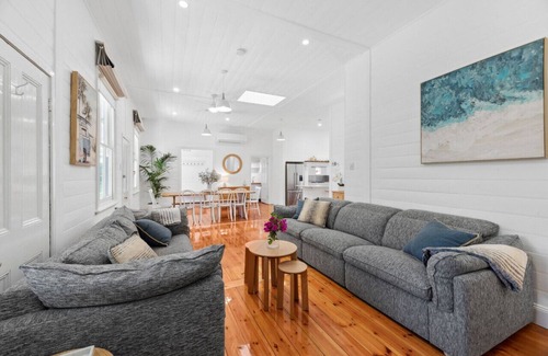 St Leonards Casa | Ye Olde St Leonards Hotel Holiday Home, Pet Friendly, 300 metres to the Beach, Gas Log Fireplace