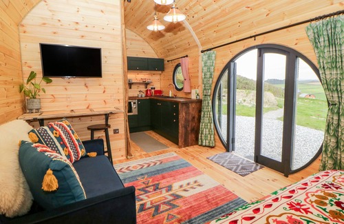 Newton Ferrers Cabaña | YEALM, romantic, character holiday cottage, with hot tub in Holbeton