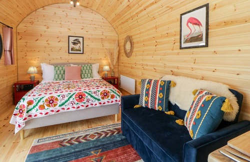 Newton Ferrers Cabaña | YEALM, romantic, character holiday cottage, with hot tub in Holbeton