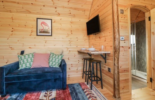 Newton Ferrers Cabaña | YEALM, romantic, character holiday cottage, with hot tub in Holbeton