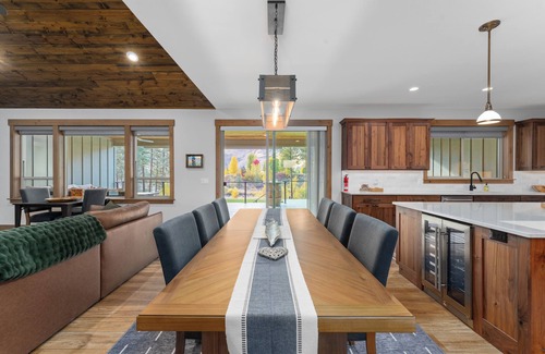 Pateros Casa | Year-Round Adventure Riverfront 4-bedroom retreat with 2 king suites