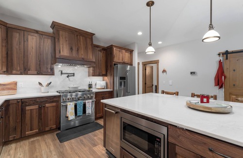 Pateros Casa | Year-Round Adventure Riverfront 4-bedroom retreat with 2 king suites