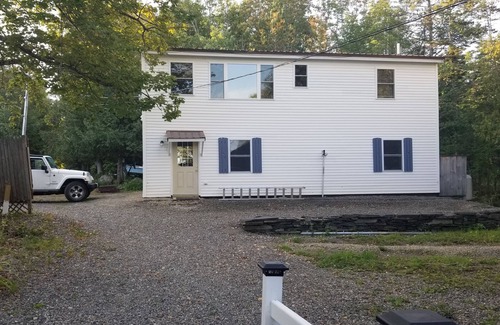 Dexter Apartamento | Year-round garage apartment on Lake Wassookeag with full amenities.