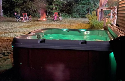 Freedom Casa | Year round lake cottage with hot tub