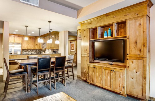 Cle Elum Condominio | Year-round outdoor getaway with shared pool, private patio, full kitchen & WiFi