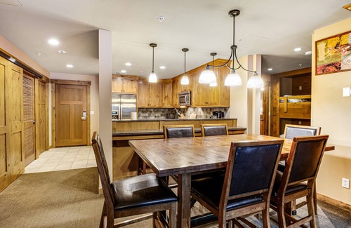Cle Elum Condominio | Year-round outdoor getaway with shared pool, private patio, full kitchen & WiFi