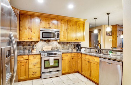 Cle Elum Condominio | Year-round outdoor getaway with shared pool, private patio, full kitchen & WiFi