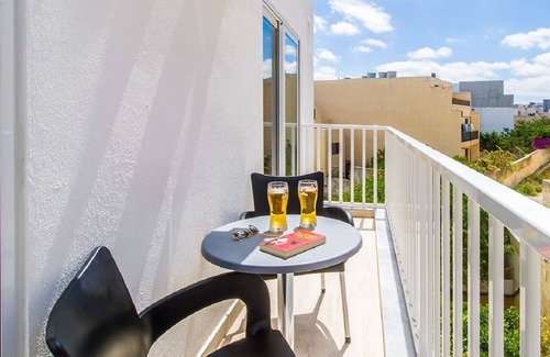 Swieqi Apartamento | Apartamento de 2 dormitorios con balcón cerca de la playa