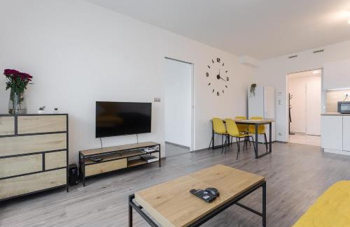 Prague 9 Apartamento | Yellow apartment with PARKING