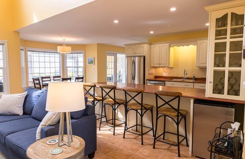 Stratford Casa | Yellow Beach House – Beachfront 4BR Retreat