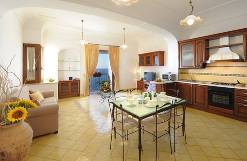 Arienzo Villa | Casa con Encanto amarillo en Positano