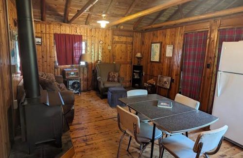 Kewadin Casa | Yellow Cottage - Trick's Resort
