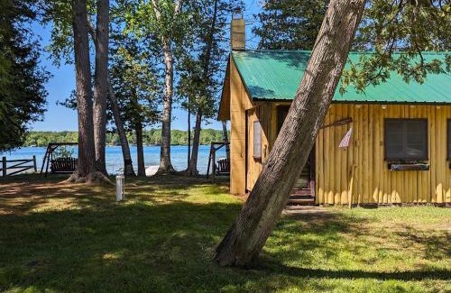 Kewadin Casa | Yellow Cottage - Trick's Resort