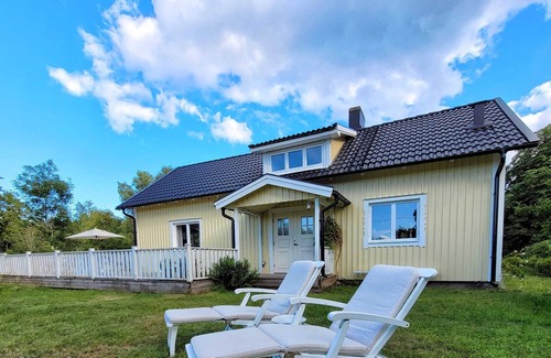 Troxhult Cabaña | Yellow Country House in Wonderful Småland