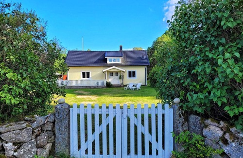 Troxhult Cabaña | Yellow Country House in Wonderful Småland
