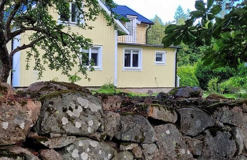 Troxhult Cabaña | Yellow Country House in Wonderful Småland