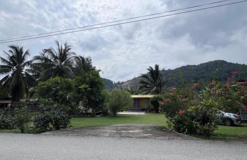 Lumut Cabina | Yellow Cube at Lumut Cube Homestay Kontena