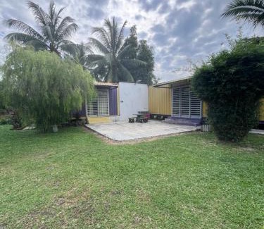 Lumut Cabina | Yellow Cube at Lumut Cube Homestay Kontena