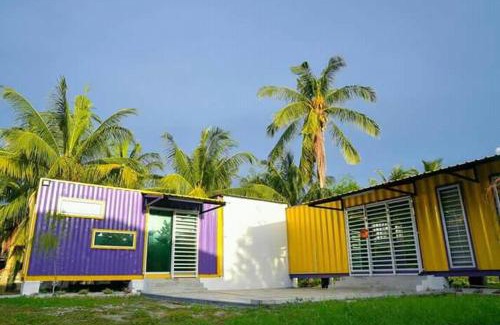 Lumut Cabina | Yellow Cube at Lumut Cube Homestay Kontena
