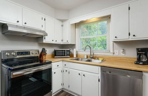 Lupton City Casa | Yellow Door Cottage - 3BR, Pet & family friendly!
