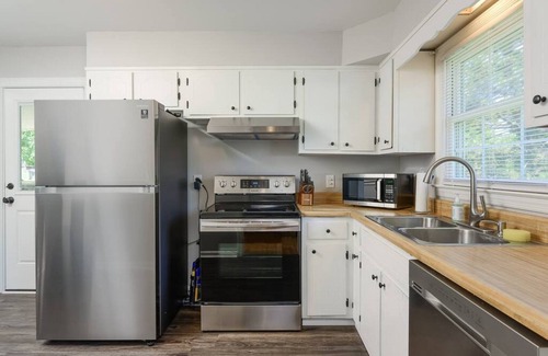 Lupton City Casa | Yellow Door Cottage - 3BR, Pet & family friendly!