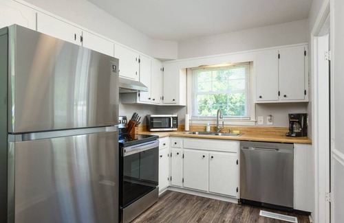 Lupton City Casa | Yellow Door Cottage - 3BR, Pet & family friendly!