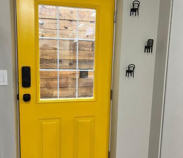 Campbell River Casa | Yellow Door Suite