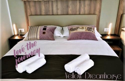 Postojna Casa | Yellow Dreamhouse