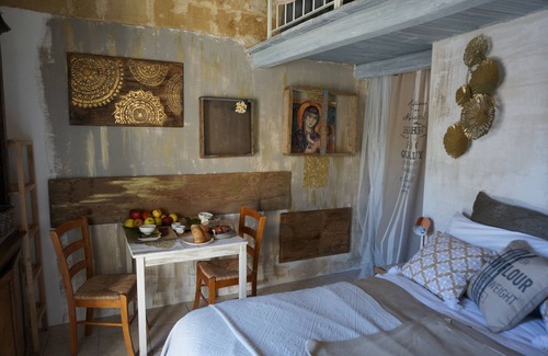 Sasso Caveoso Casa | Yellow gecko--in the heart of the stones