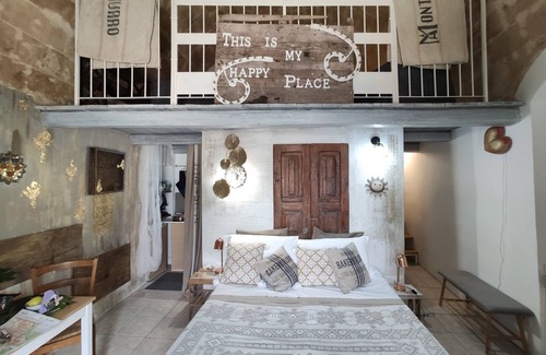 Sasso Caveoso Casa | Yellow gecko--in the heart of the stones