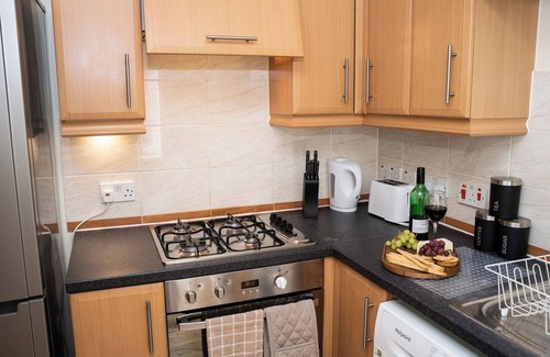 Swindon Casa | Yellow Haven | Spacious 3 Bd 3 Bath | Free Parking