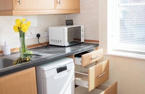 Swindon Casa | Yellow Haven | Spacious 3 Bd 3 Bath | Free Parking