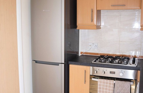Swindon Casa | Yellow Haven | Spacious 3 Bd 3 Bath | Free Parking