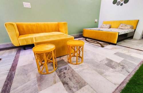 Jabalpur Casa | Yellow Homestay - Modern 2BHK AC stay