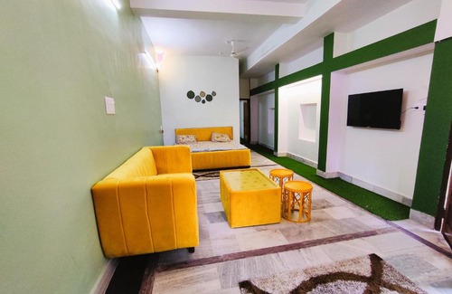 Jabalpur Casa | Yellow Homestay - Modern 2BHK AC stay