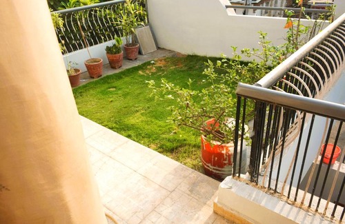 Jabalpur Casa | Yellow Homestay - Modern 2BHK AC stay