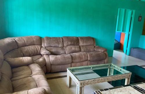 Mountain View Apartamento | yellow house in tropical forest