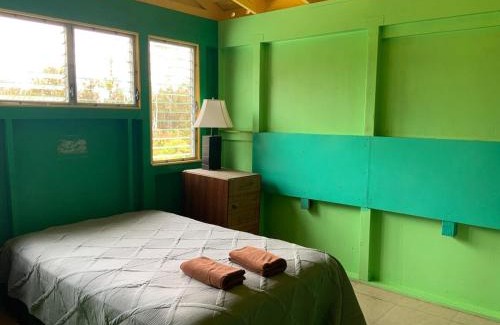 Mountain View Apartamento | yellow house in tropical forest