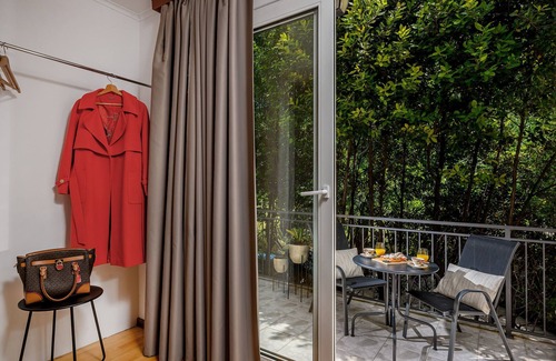 Split Apartamento | Yellow house with private parking