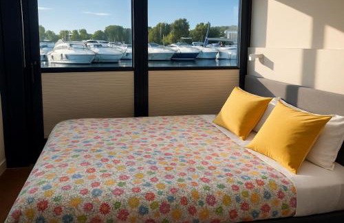 Quartiere XXIV Don Bosco Alquiler De Eote | Yellow houseboat on Lake Maggiore