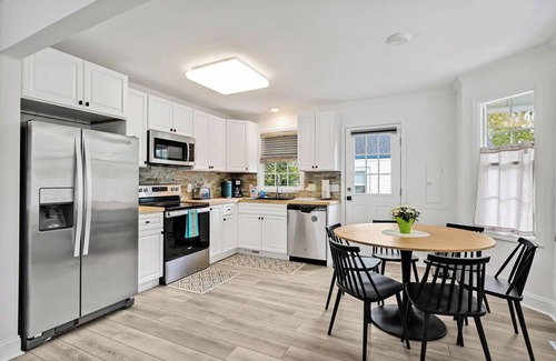 River District Casa | Yellow Swann cozy cottage minutes from Live Oak Pavilion!
