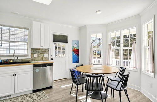 River District Casa | Yellow Swann cozy cottage minutes from Live Oak Pavilion!