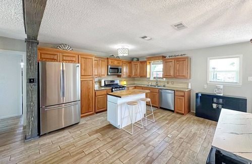 San Angelo Casa | Yellow Texas Star House next to Goodfellow AFB