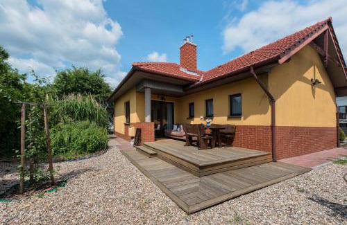 Zator Casa | Yellow villa