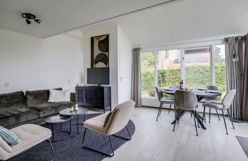 Zwiggelte Apartamento | Yellow Warbler I Trendy Home with Outside Diner