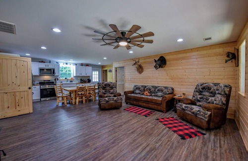 Goodsprings Cabina | YellowCreek Cabin-A country Getaway 2-bdr cabin with AC, WiFi, Hunting, Fishing